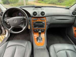 Image 21/27 of Mercedes-Benz CLK 320 (2002)