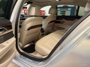 Bild 17/23 von BMW 730d (2016)