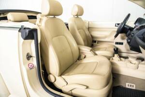 Bild 27/50 von Volkswagen New Beetle 1.6 (2003)