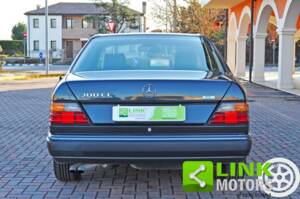 Bild 4/10 von Mercedes-Benz 300 CE (1990)