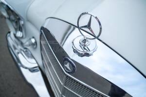 Image 11/24 de Mercedes-Benz 220 SE b (1963)