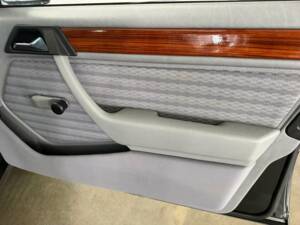 Image 40/43 of Mercedes-Benz 230 TE (1992)