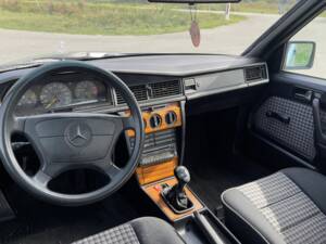 Afbeelding 3/8 van Mercedes-Benz 190 E (1993)