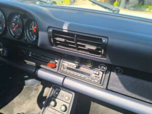 Image 17/40 de Porsche 911 Carrera 3.2 (1986)