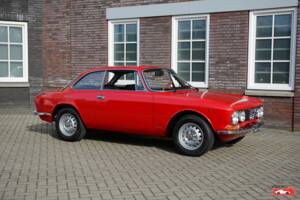 Image 4/17 of Alfa Romeo Giulia GT 1300 Junior (1971)