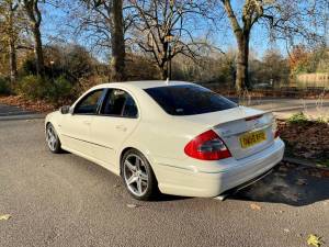 Image 17/47 of Mercedes-Benz E 63 AMG (2006)