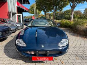 Image 4/35 of Jaguar XK8 4.0 (2002)