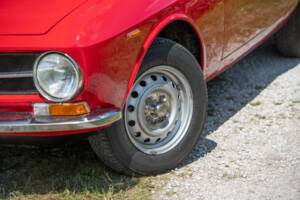 Image 7/10 de Alfa Romeo Giulia GT 1300 Junior (1972)