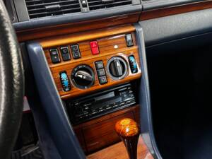 Bild 16/49 von Mercedes-Benz E 320 T (1993)