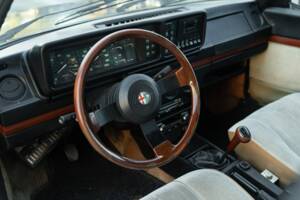 Image 13/39 de Alfa Romeo Alfetta 2.0 (1983)