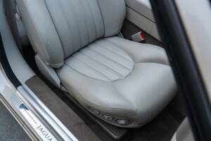 Image 39/91 de Jaguar XK8 4.0 (2000)