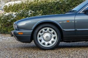 Image 7/50 of Jaguar XJ 6 4.0 Sovereign (1995)