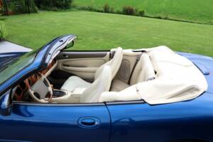 Image 22/50 de Jaguar XK8 4.0 (1997)