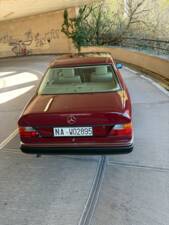 Image 13/50 of Mercedes-Benz E 200 (1993)
