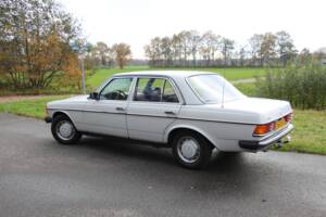 Image 9/22 of Mercedes-Benz 200 (1978)