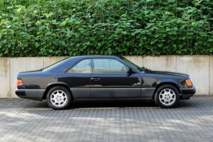 Image 5/63 of Mercedes-Benz 300 CE (1991)