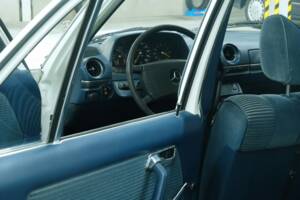 Bild 22/50 von Mercedes-Benz 230 (1977)