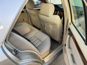 Afbeelding 10/14 van Mercedes-Benz 200 E (1989)