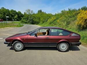 Image 2/9 of Alfa Romeo GTV 6 2.5 (1985)