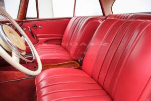 Image 18/24 de Mercedes-Benz 220 SE b (1963)