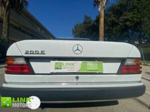 Image 14/48 of Mercedes-Benz E 200 (1991)
