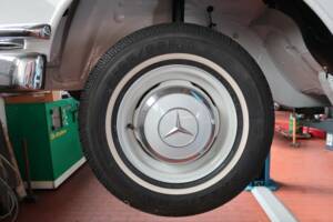Image 42/50 of Mercedes-Benz 220 b (1965)