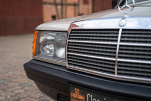 Image 3/77 de Mercedes-Benz 190 E 2.3 (1988)