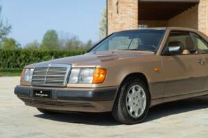 Image 12/46 de Mercedes-Benz 300 CE (1988)