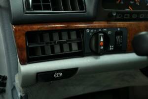 Afbeelding 17/50 van Mercedes-Benz 560 SEC (1991)