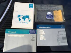 Bild 21/27 von Mercedes-Benz 230 E (1983)