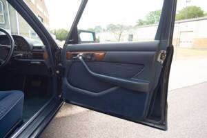 Bild 12/29 von Mercedes-Benz 300 SE (1990)