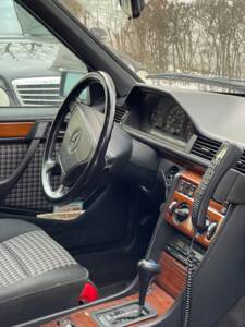 Afbeelding 23/74 van Mercedes-Benz 220 TE (1993)