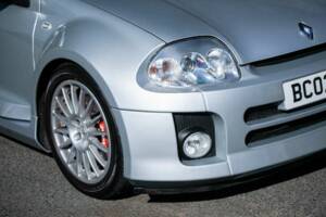 Image 11/40 of Renault Clio II V6 (2002)