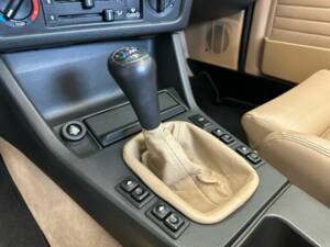Bild 30/50 von BMW 325i (1989)