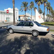 Image 9/36 of BMW 745i (1985)