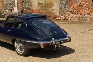 Image 9/35 de Jaguar E-Type (1968)