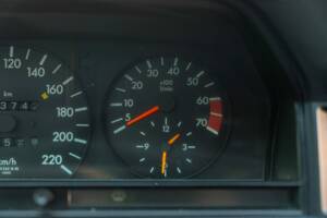 Afbeelding 36/44 van Mercedes-Benz 190 E (1987)