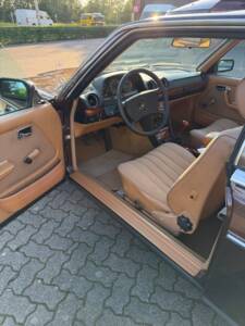 Image 21/31 of Mercedes-Benz 230 CE (1984)