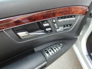 Image 29/98 of Mercedes-Benz S 500 L (2007)