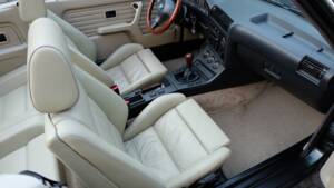 Immagine 24/48 di BMW 325i (1986)