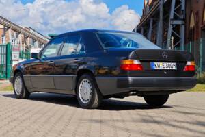 Bild 5/26 von Mercedes-Benz 300 E (1991)