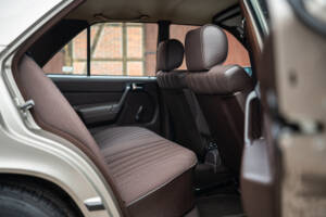 Image 34/77 de Mercedes-Benz 190 E 2.3 (1988)