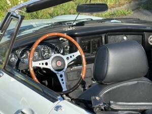 Image 8/18 of MG MGB (1975)