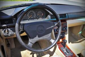 Bild 64/79 von Mercedes-Benz E 220 (1996)