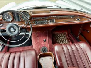 Image 5/33 of Mercedes-Benz 250 SE (1966)