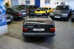 Immagine 9/30 di Mercedes-Benz 320 CE (1993)
