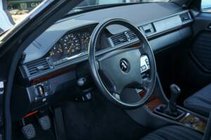 Image 8/50 of Mercedes-Benz 200 E (1992)