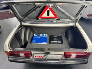 Image 15/34 of Mercedes-Benz 200 (1983)