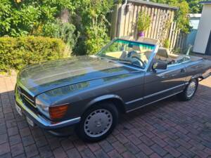 Afbeelding 22/24 van Mercedes-Benz 560 SL (1986)