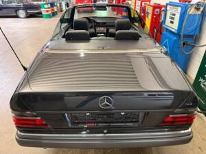Bild 16/18 von Mercedes-Benz E 200 (1994)